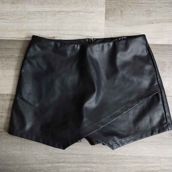 Blue Blush Pants - Blue Blush Black Faux Leather Women's Shorts Medium